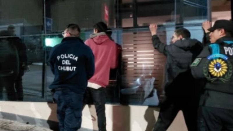 Tres hombres fueron detenidos cuando intentaban forzar la puerta de un local comercial en pleno centro