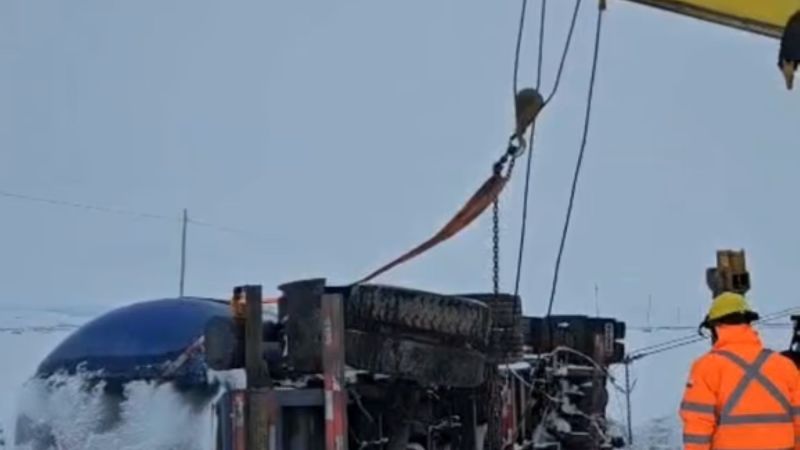 Remolcaron un camión cisterna que volcó en Ruta 260 cerca de Río Mayo: operativo clave en plena ola de nieve