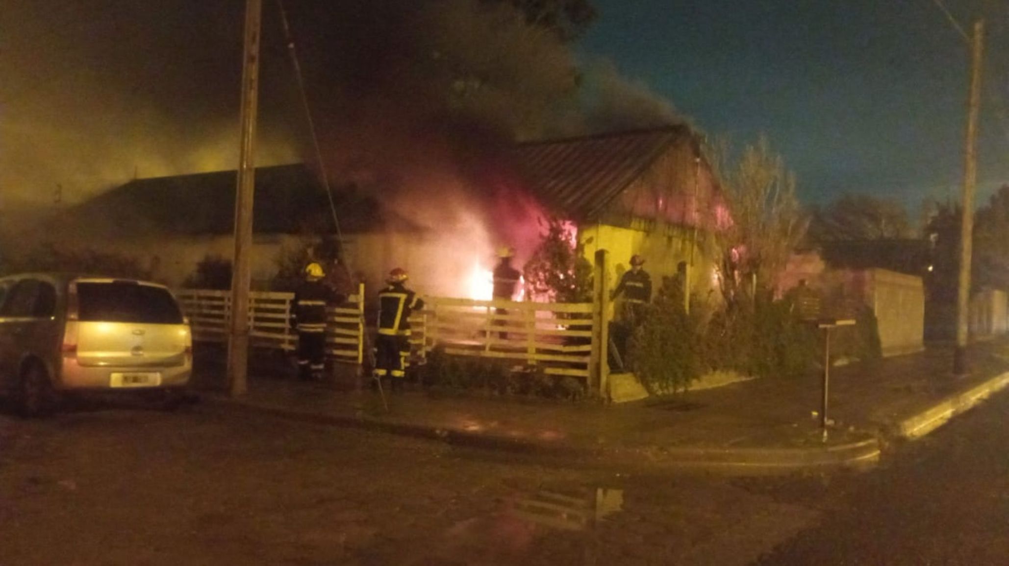 Incendio en una vivienda de Próspero Palazzo: una explosión eléctrica desató el fuego y hubo importantes daños