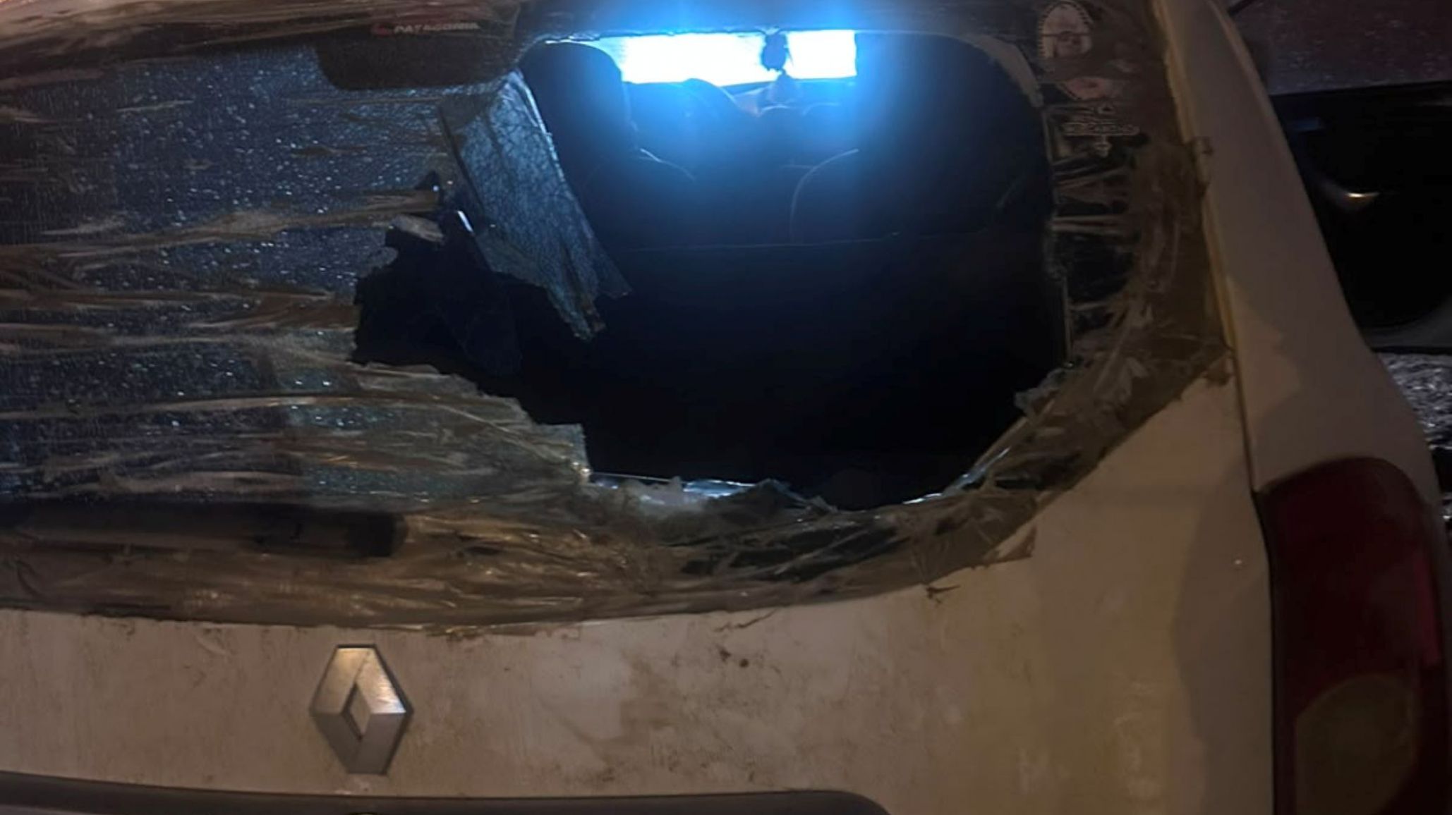 Intento de robo en Comodoro Rivadavia: detuvieron a un hombre dentro de un auto mientras desarmaba el estéreo