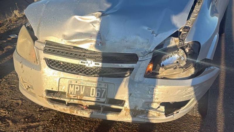 Choque sin heridos en Comodoro Rivadavia: dos autos colisionaron en un camino alternativo