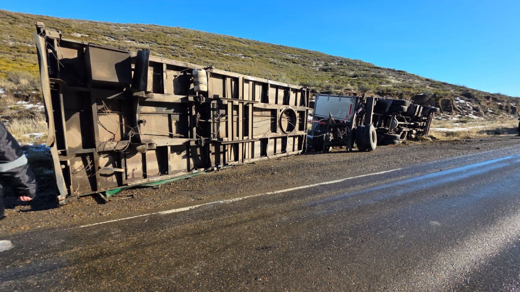 Vuelco de camión en Ruta 3: el acoplado se cruzó y provocó la pérdida de control