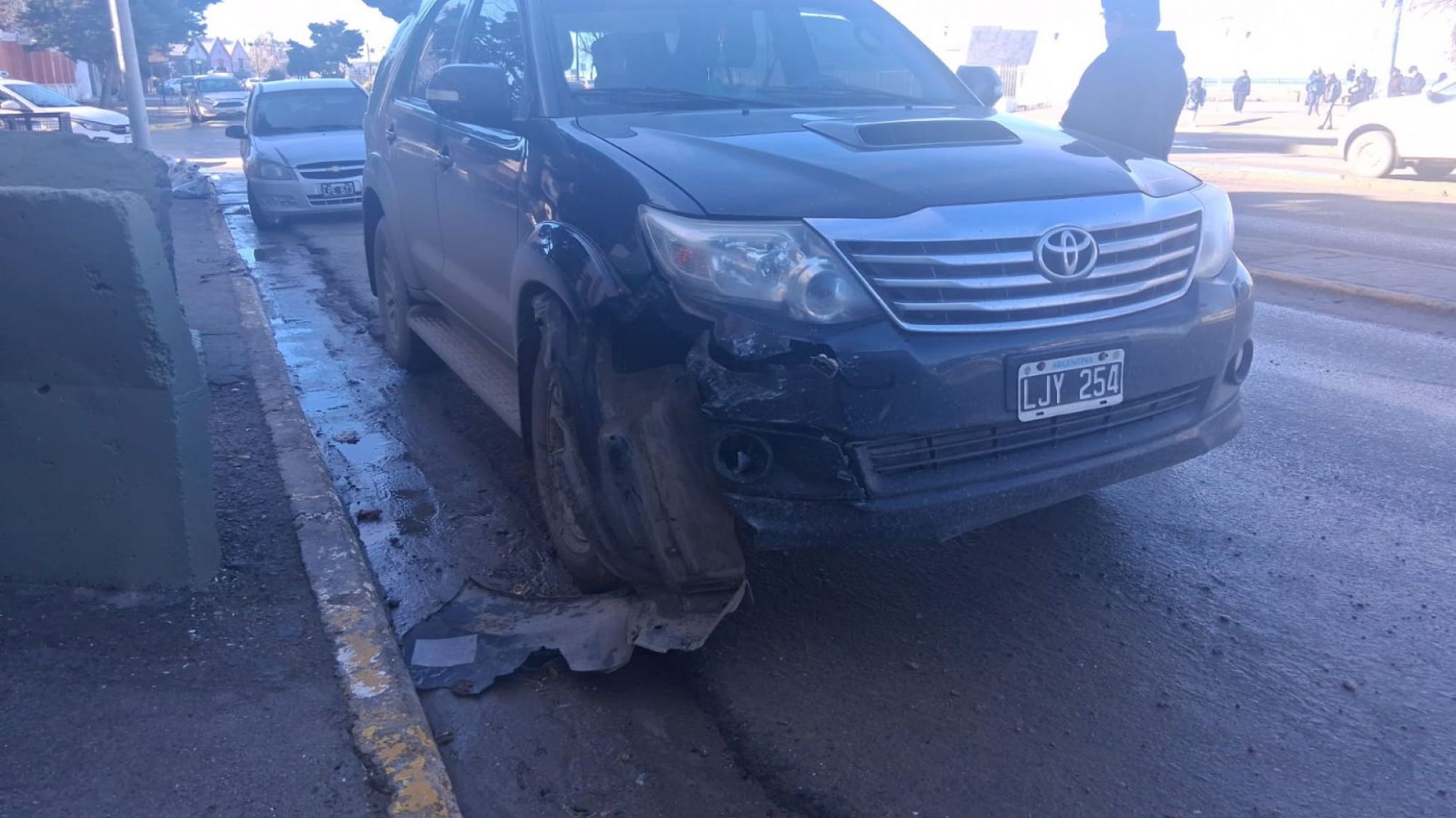 Choque en pleno centro de Comodoro: dos vehículos colisionaron sobre avenida Yrigoyen