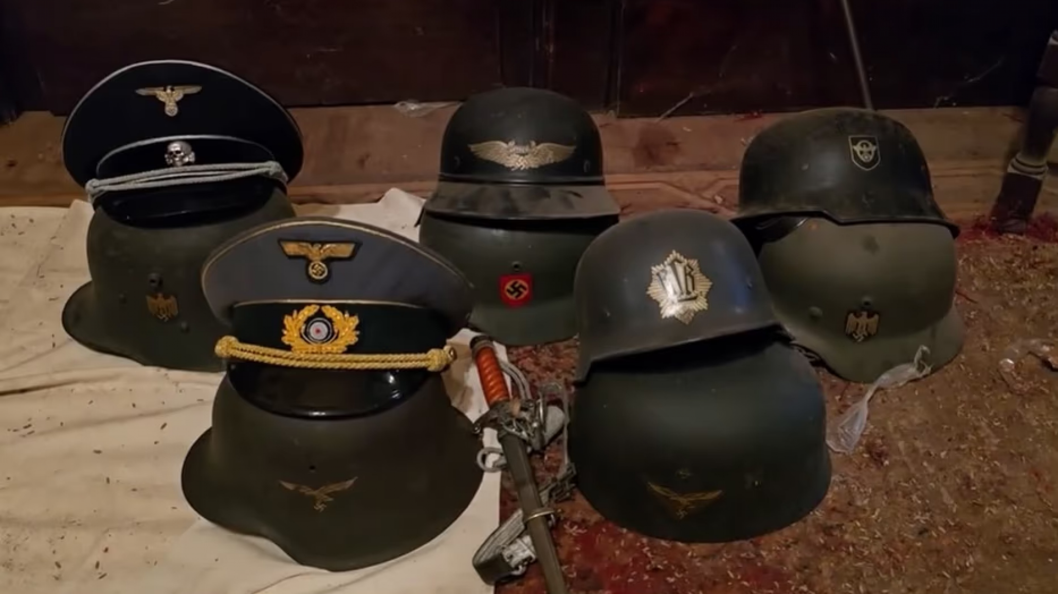 Hallaron armas militares y material con simbología nazi en una vivienda de Flores