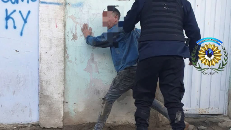 Comodoro: estaba ebrio, destrozó un auto a piedrazos y la policía lo atrapó a pocas cuadras