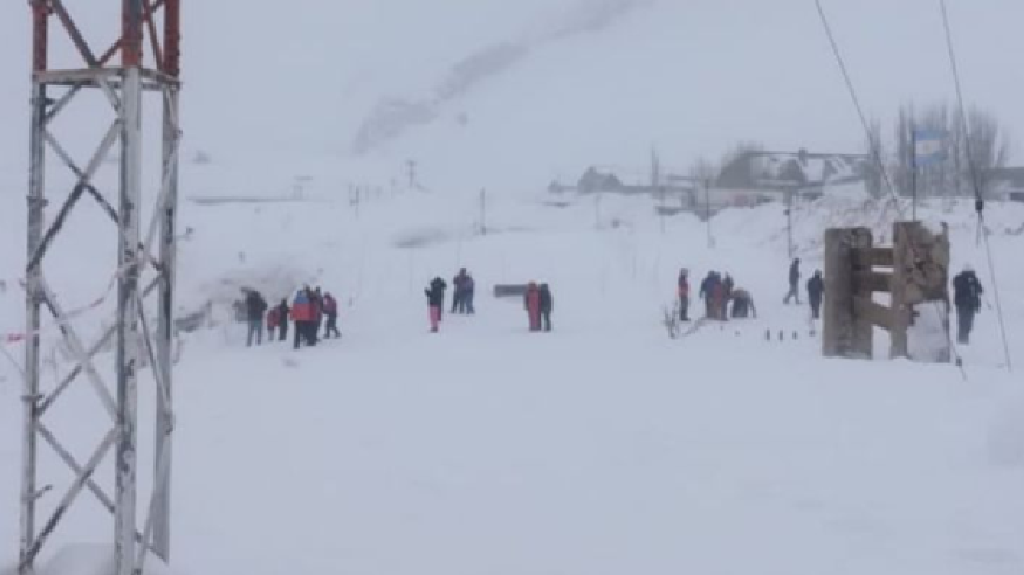 Evacuación de emergencia en la cordillera: más de 200 turistas rescatados de un fuerte viento blanco