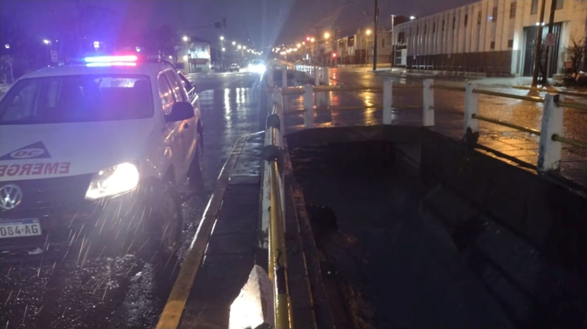 Lluvia en Comodoro Rivadavia: cayeron 15 mm, hay calles anegadas y dificultad para circular