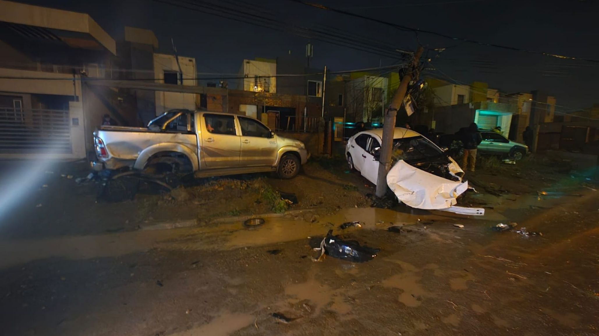 Madrugada de destrucción en Comodoro: chocó contra dos vehículos estacionados, derribó un poste y dejó el auto abandonado