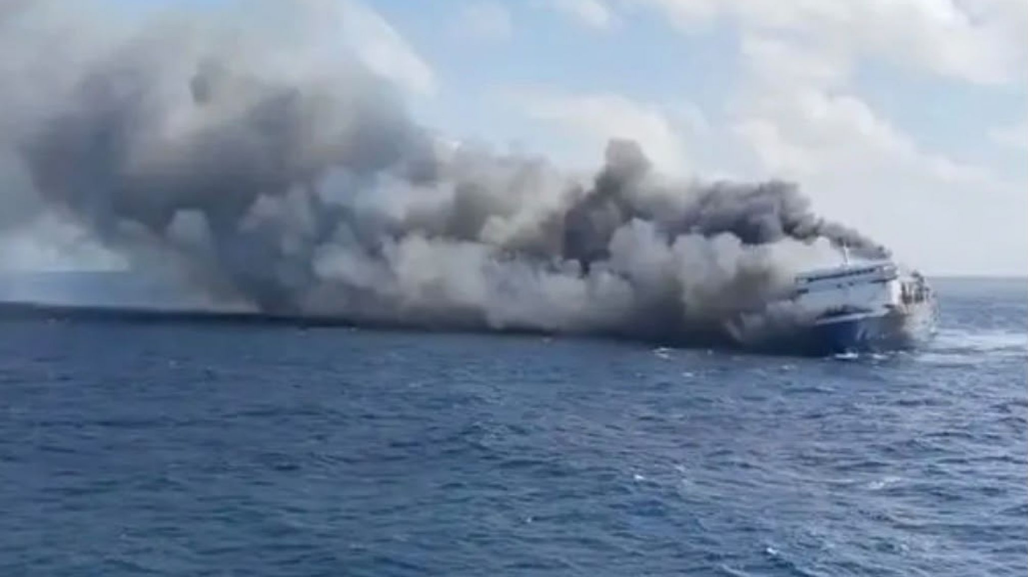 Tragedia en Indonesia: al menos cinco muertos y 41 desaparecidos tras el incendio de un ferry