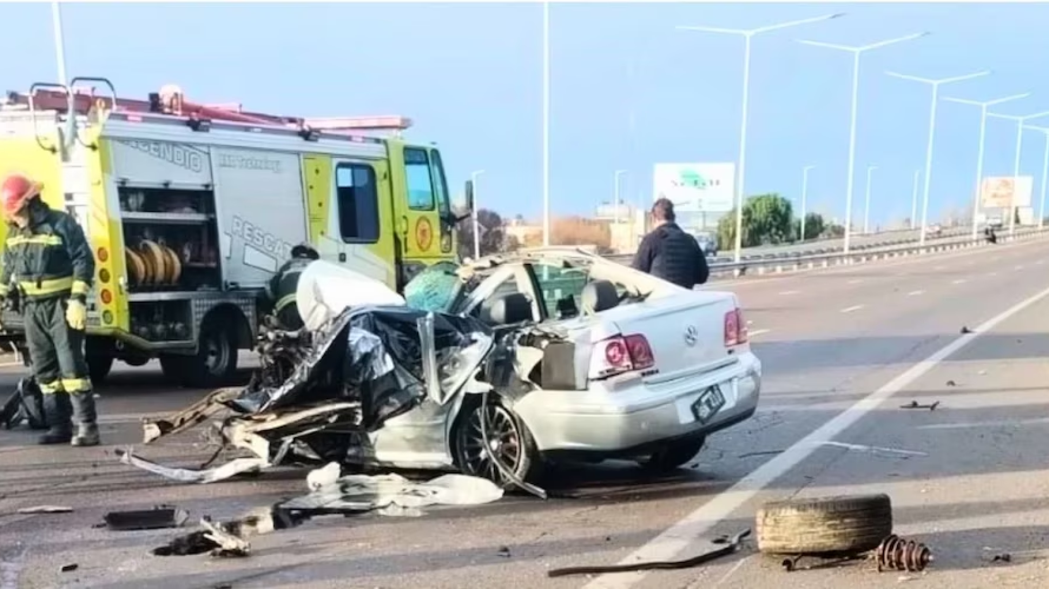 Tragedia: un hombre murió y tres personas resultaron heridas tras chocar un auto contra un colectivo de turismo