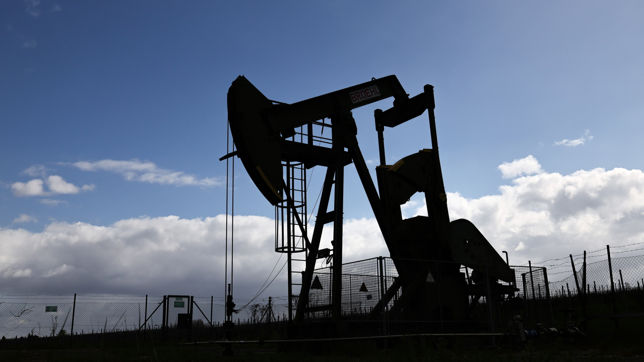 El precio del petróleo cayó con fuerza tras el anuncio de Trump de nuevas negociaciones con Irán