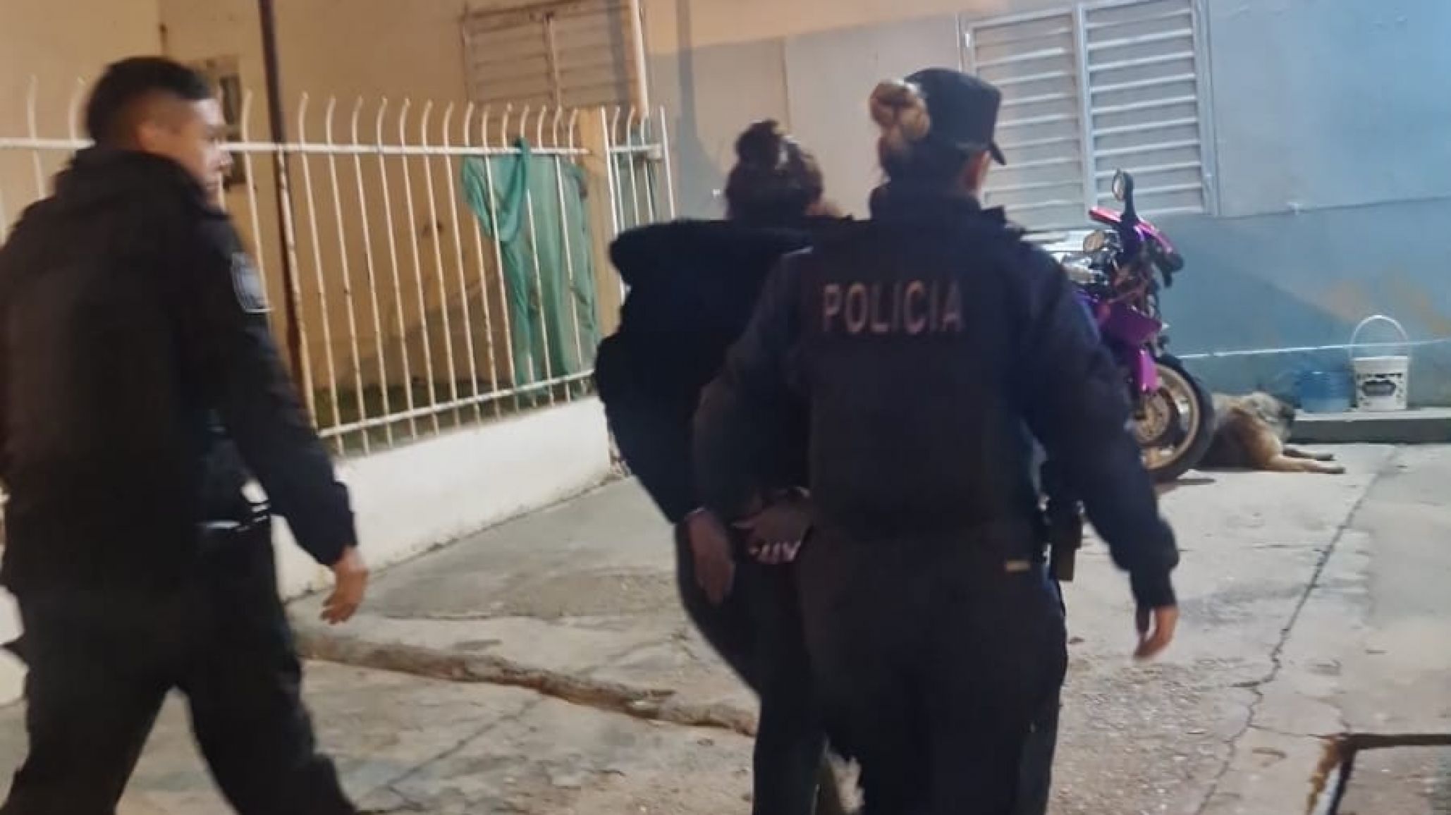 Comodoro: disparaba en plena vía pública, escapó en un auto y una joven terminó detenida