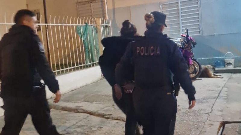 Comodoro: disparaba en plena vía pública, escapó en un auto y una joven terminó detenida