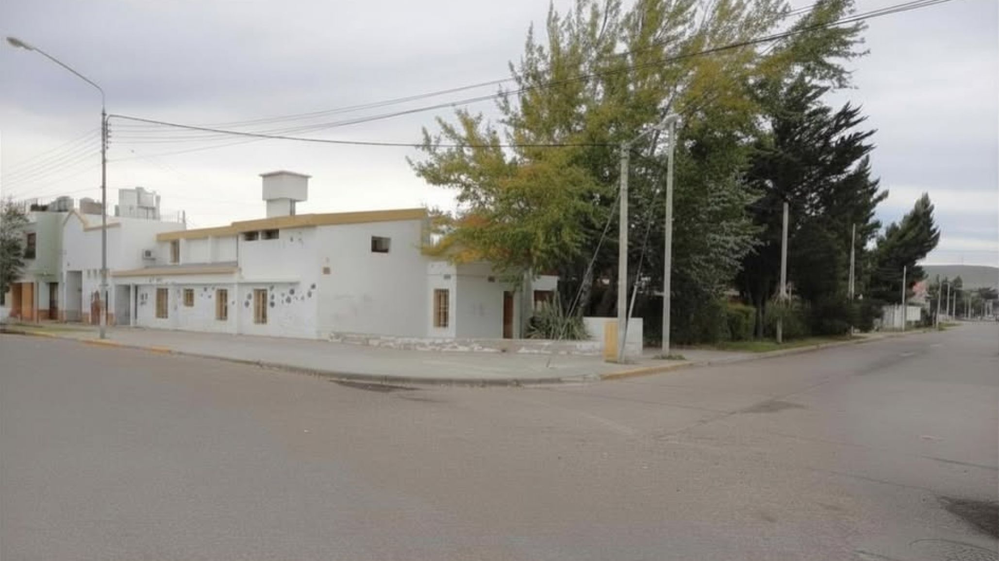 Demolieron cuatro viviendas tomadas en Comodoro: tenían antecedentes por venta de drogas y otros delitos