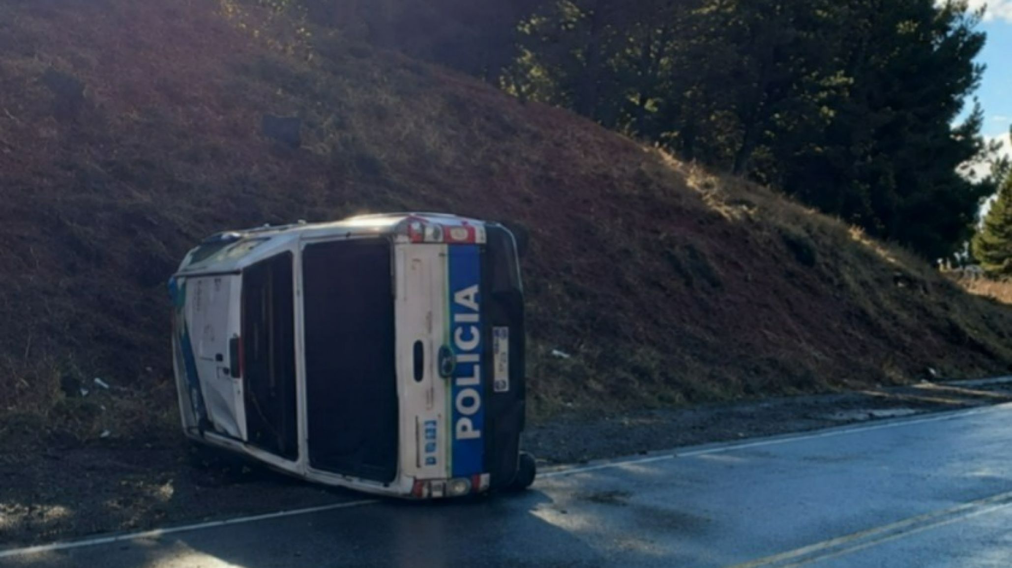 Un patrullero volcó camino al aeropuerto de Esquel y cuatro policías fueron trasladados al hospital