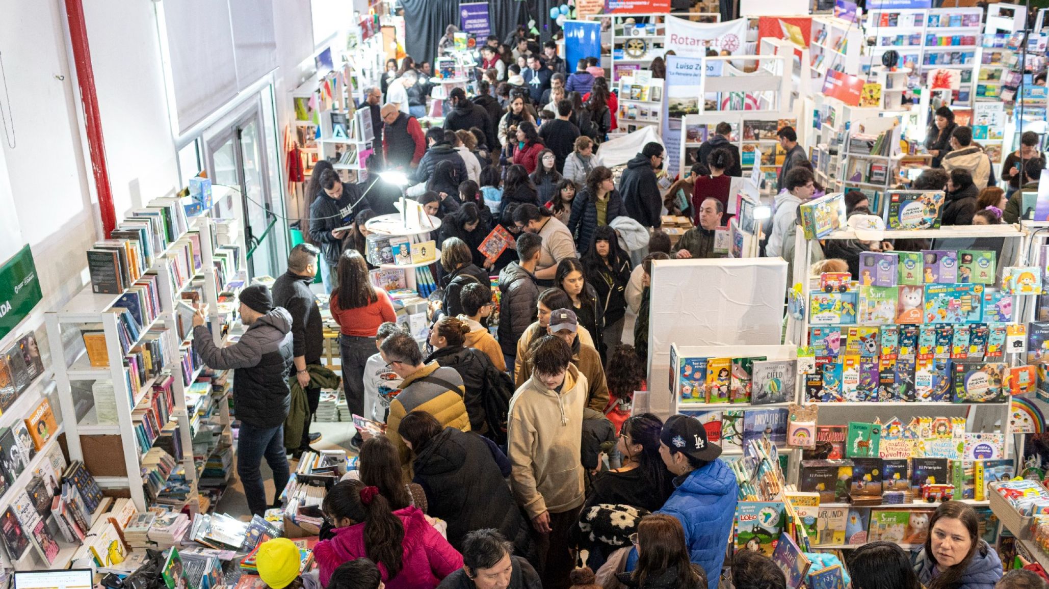 Éxito rotundo en Comodoro: más de 30 mil personas ya pasaron por la Feria del Libro