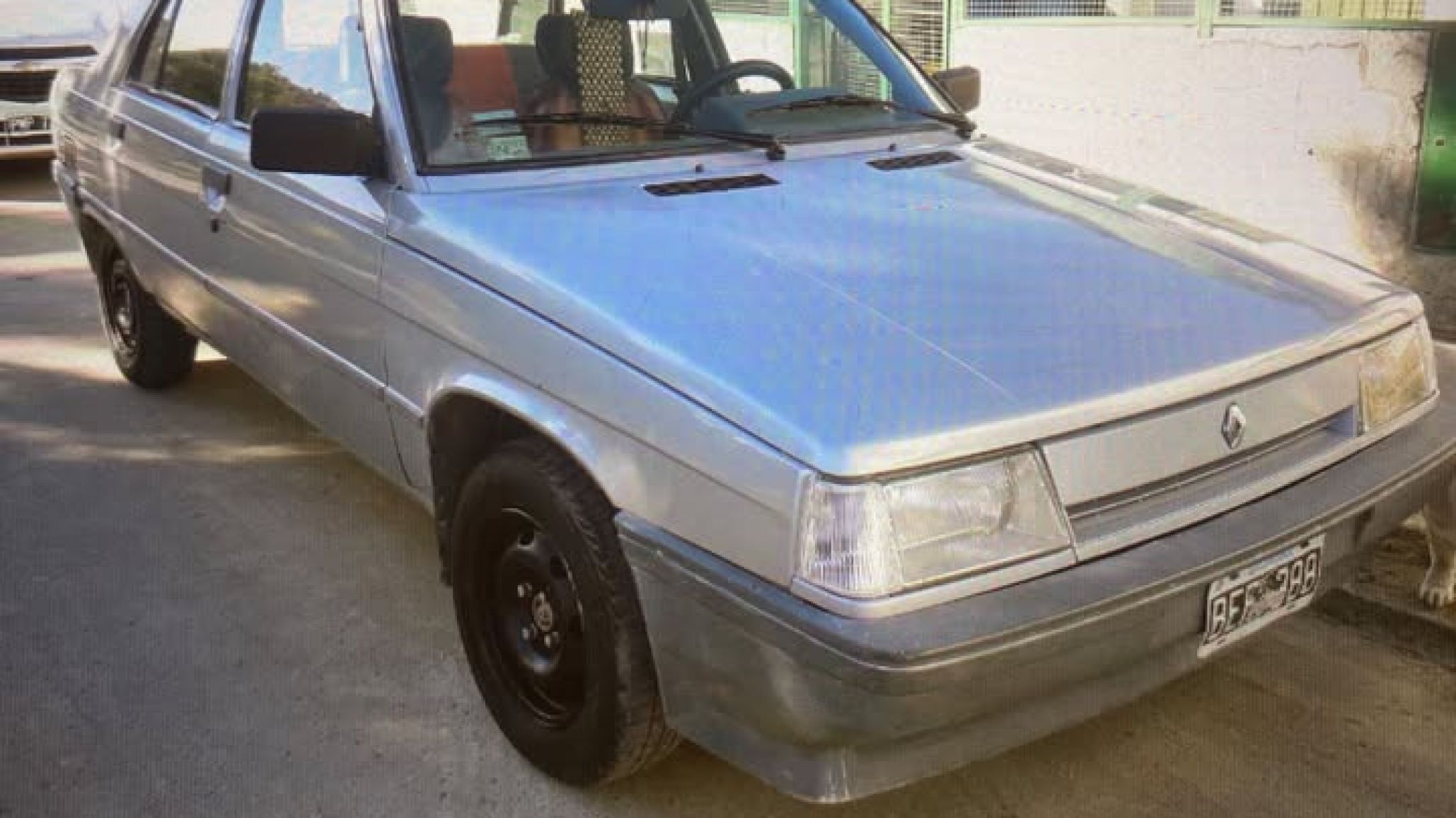 Buscan un auto que fue robado en el barrio Kennedy y piden ayuda para encontrarlo