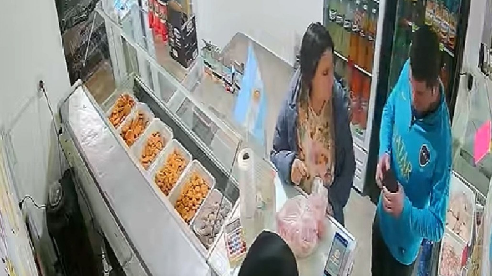 Caleta Olivia: comerciantes buscan a dos clientes para devolverles dinero porque pagaron dos veces