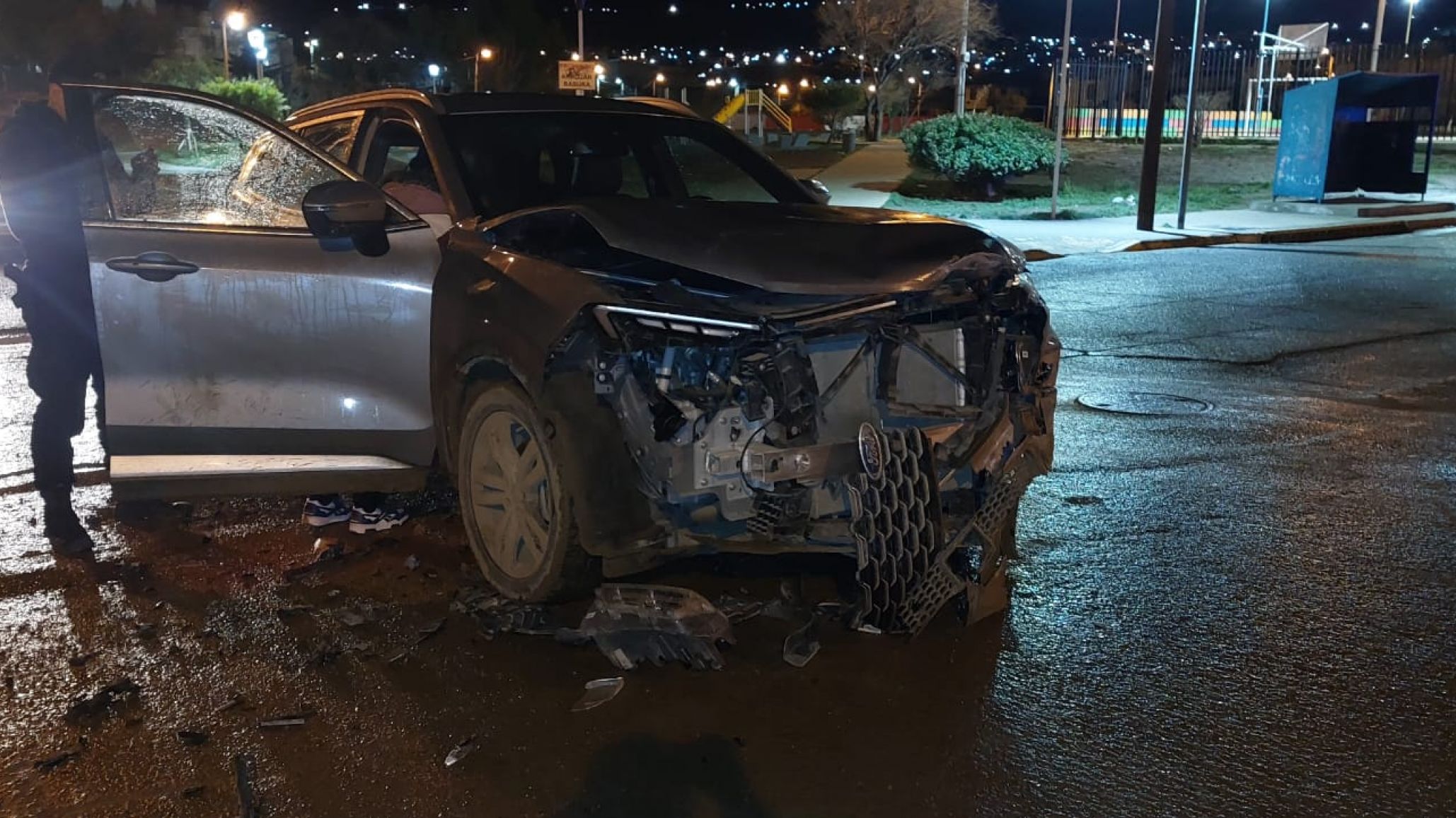 Comodoro: un hombre herido, una mujer con dos menores y la intervención de una unidad de rescate tras un fuerte choque