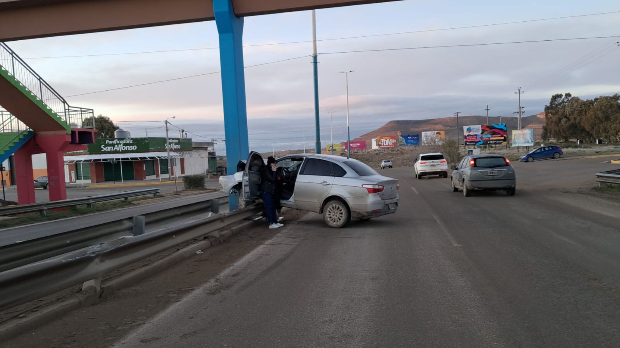 Una mujer perdió el control de su vehículo y despistó sobre la Ruta 3