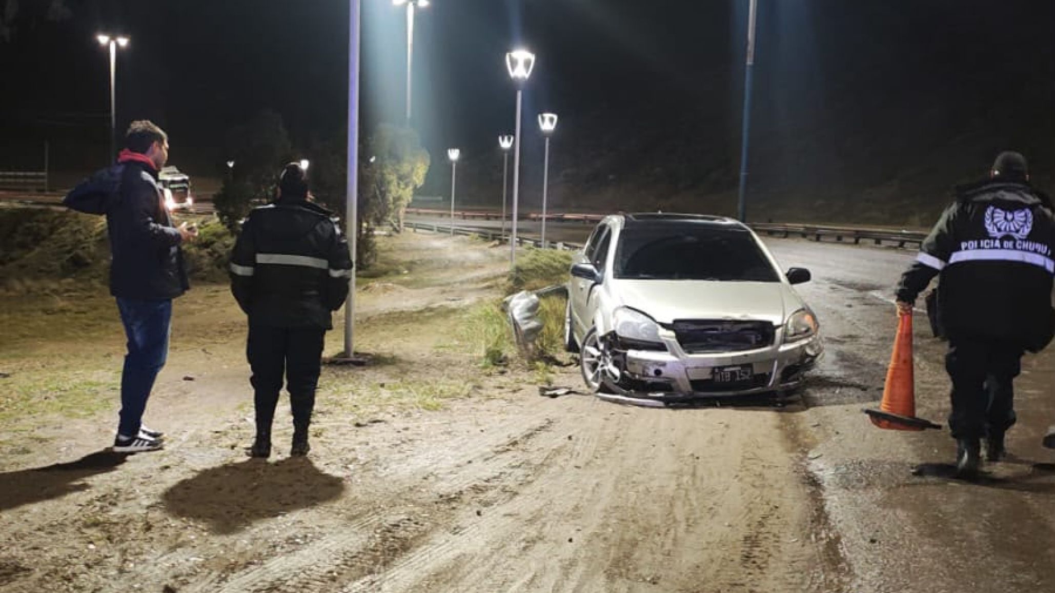 Chocó contra un guardarraíl sobre la Ruta 3 y descubrieron que circulaba sin seguro