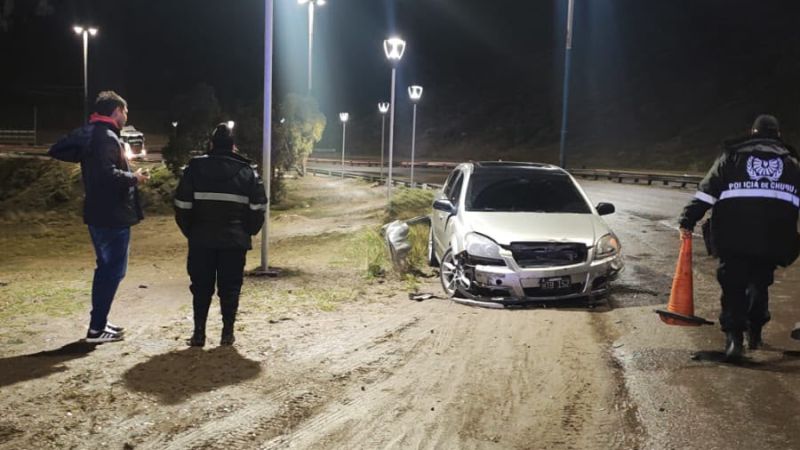 Chocó contra un guardarraíl sobre la Ruta 3 y descubrieron que circulaba sin seguro