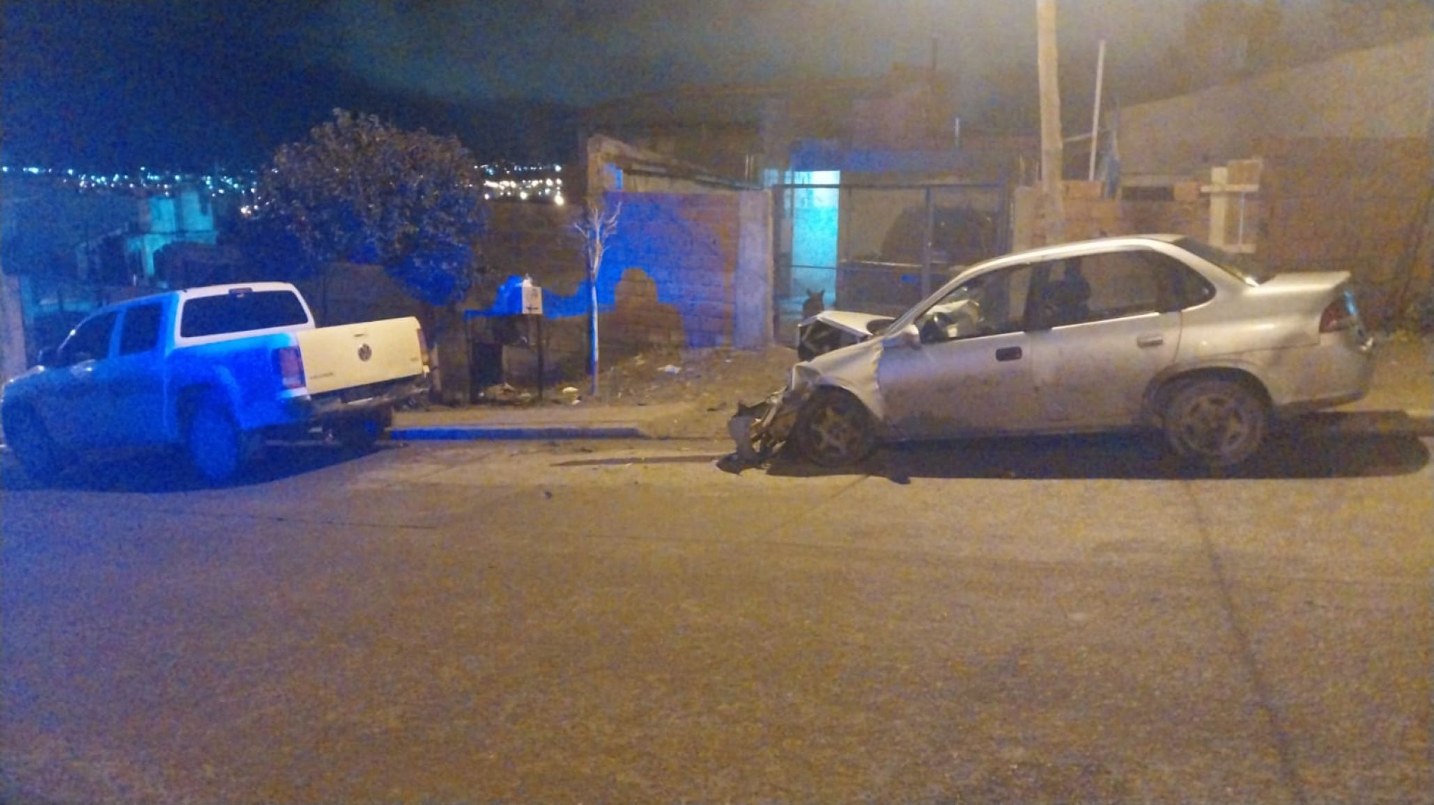 Chocó una camioneta estacionada, se negó al test de alcoholemia y no tenía documentación obligatoria