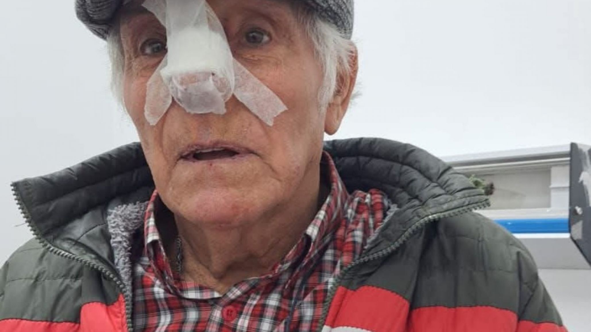 Comodoro: fue a estudiar a los 82 años, sufrió una caída y emocionó el gesto de quienes lo ayudaron
