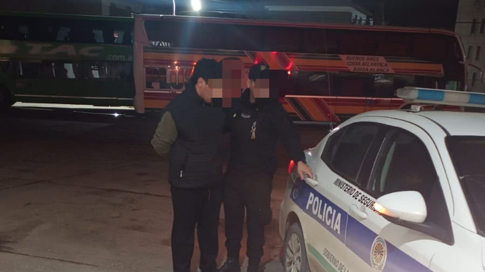 Detuvieron a un hombre acusado de realizar exhibiciones obscenas durante un viaje en colectivo