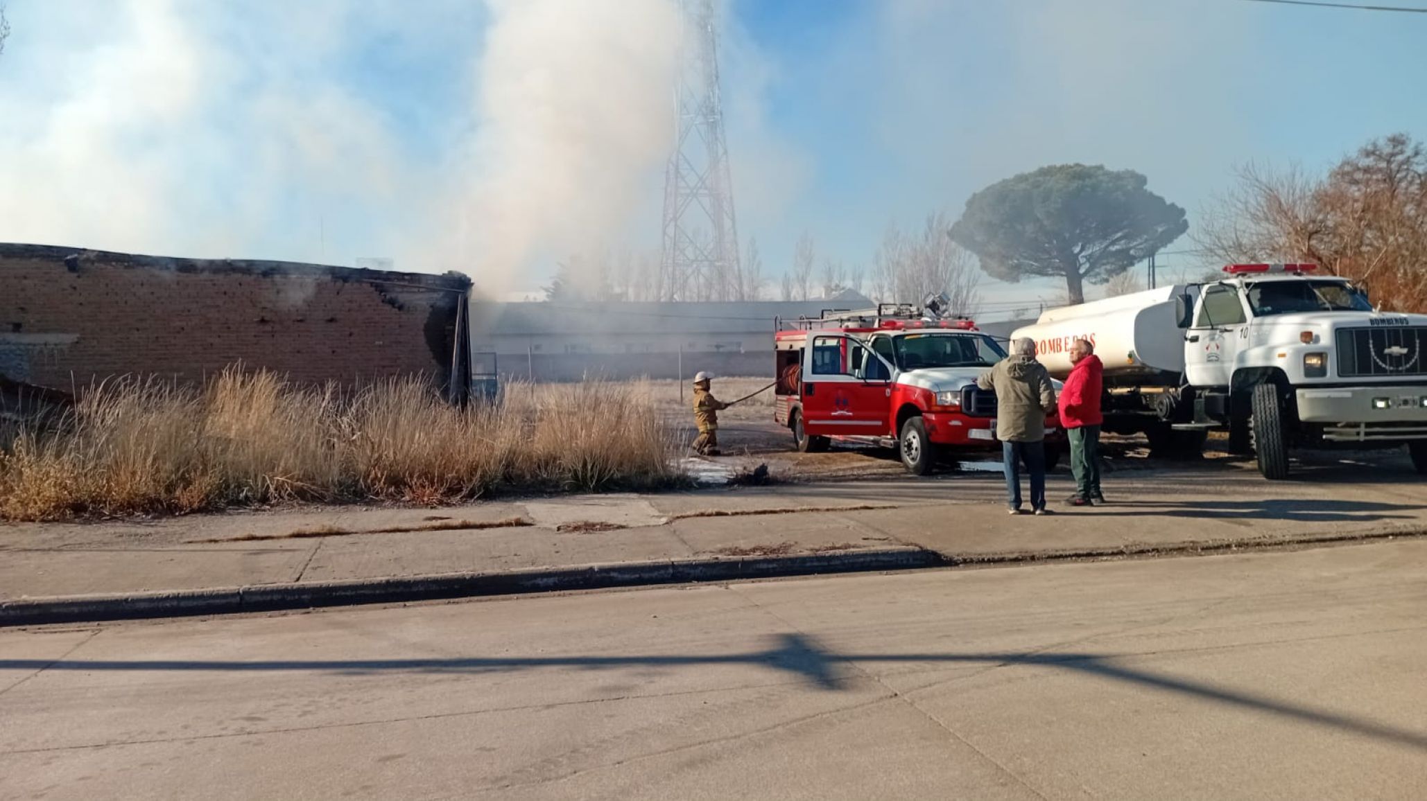 Volcó un bidón de nafta por error y quemó su carpintería en Sarmiento
