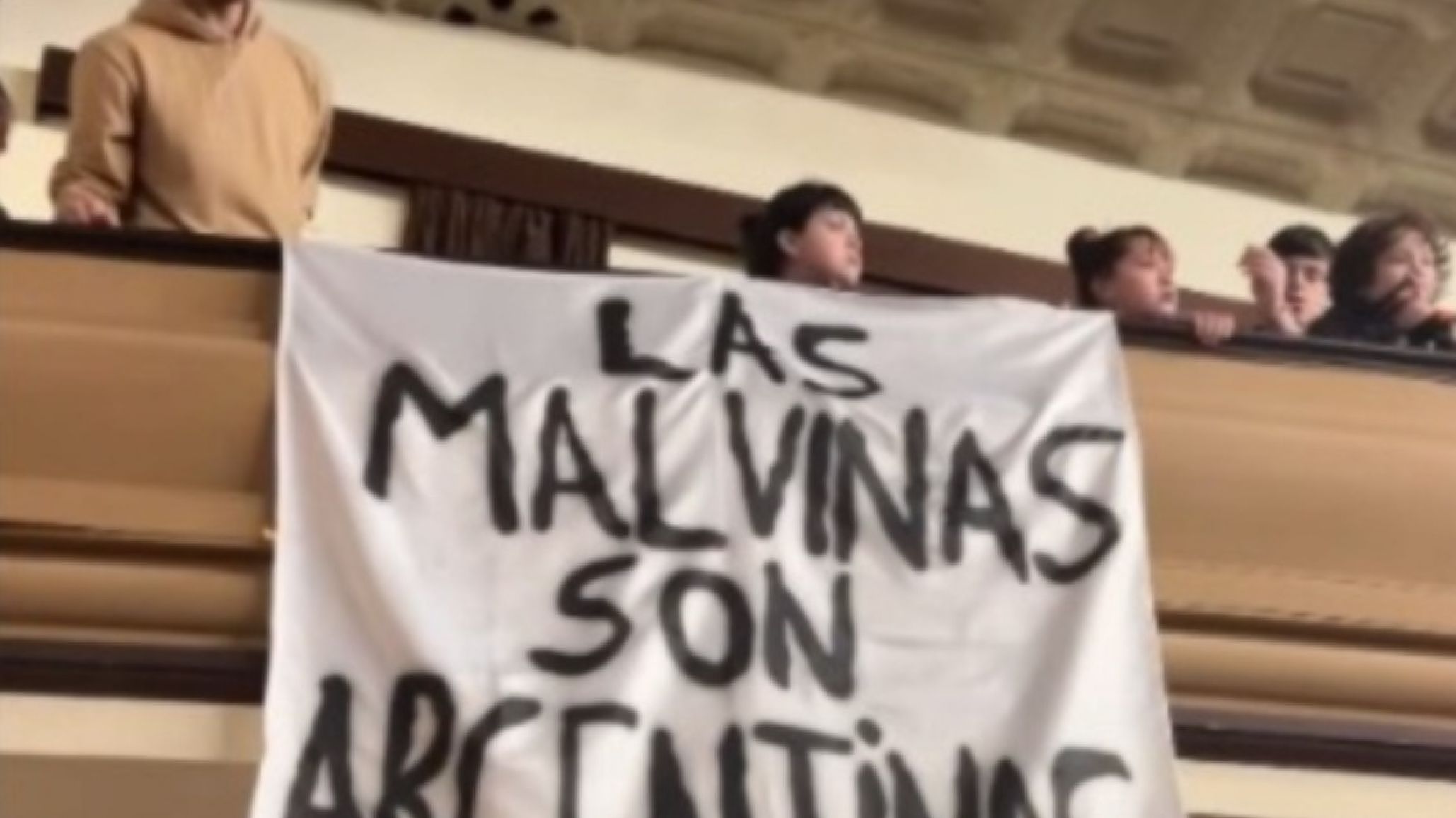 En pleno estreno del documental sobre Malvinas en Comodoro, desplegaron una enorme bandera y el público ovacionó