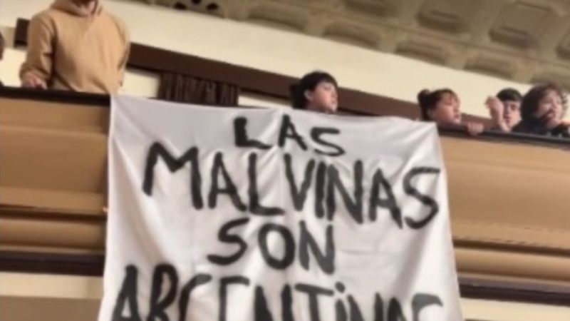 En pleno estreno del documental sobre Malvinas en Comodoro, desplegaron una enorme bandera y el público ovacionó