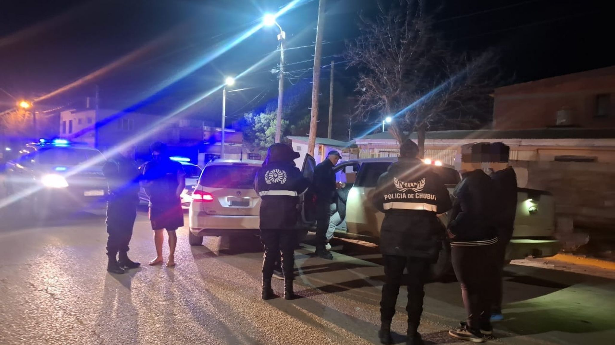 Una mujer chocó un auto estacionado y huyó: tenía 1,72 g/l de alcohol en sangre