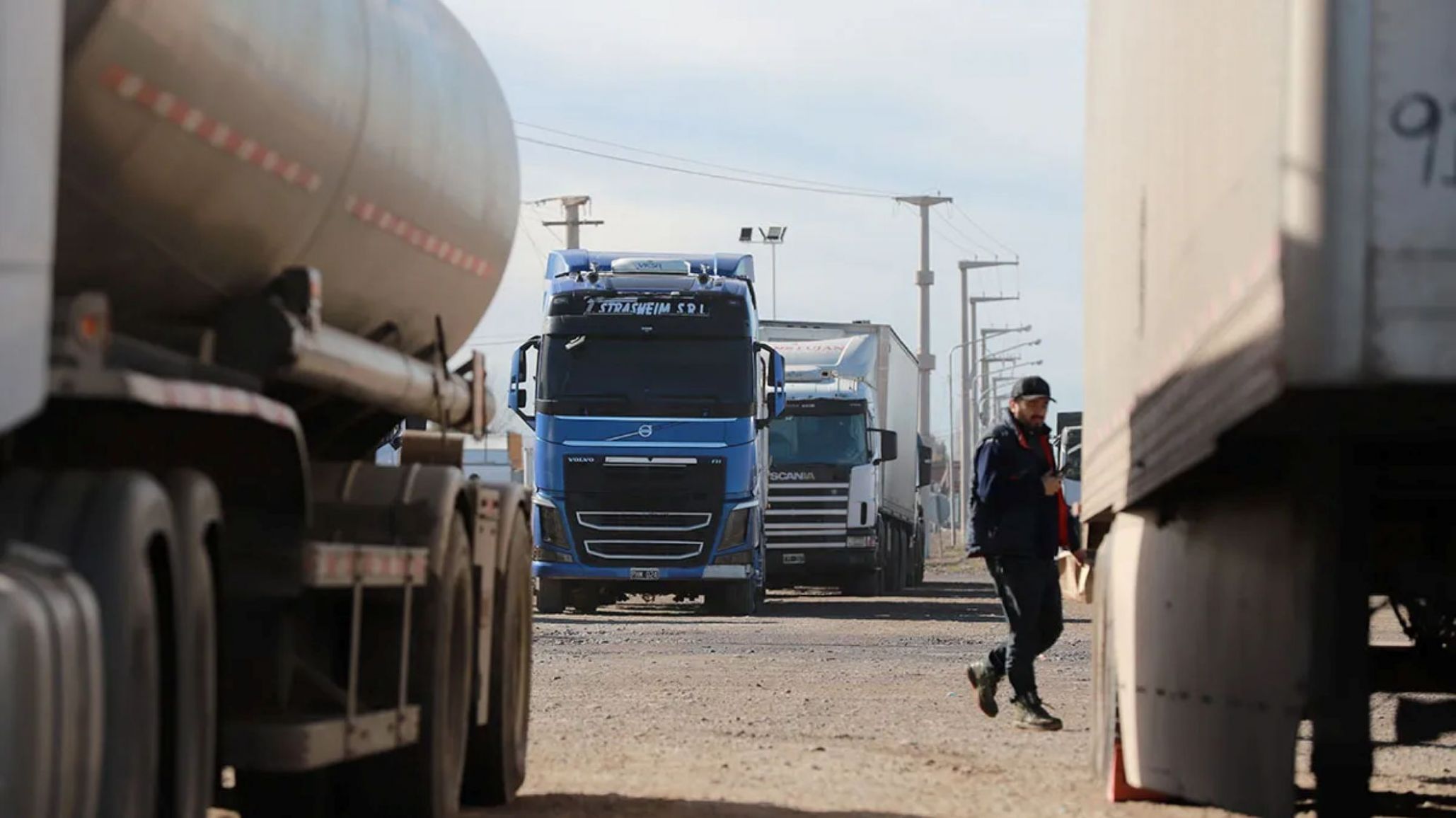Temporal de nieve en Neuquén: más de 1.500 camiones varados por el cierre del paso Pino Hachado