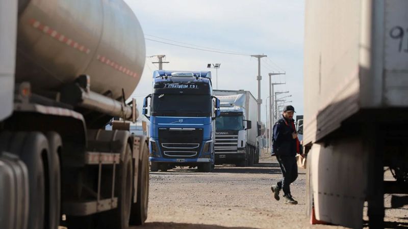 Temporal de nieve en Neuquén: más de 1.500 camiones varados por el cierre del paso Pino Hachado