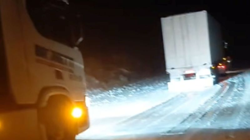 Choque de camiones y nieve: corte total en la Ruta 40 entre Zapala y Junín de los Andes