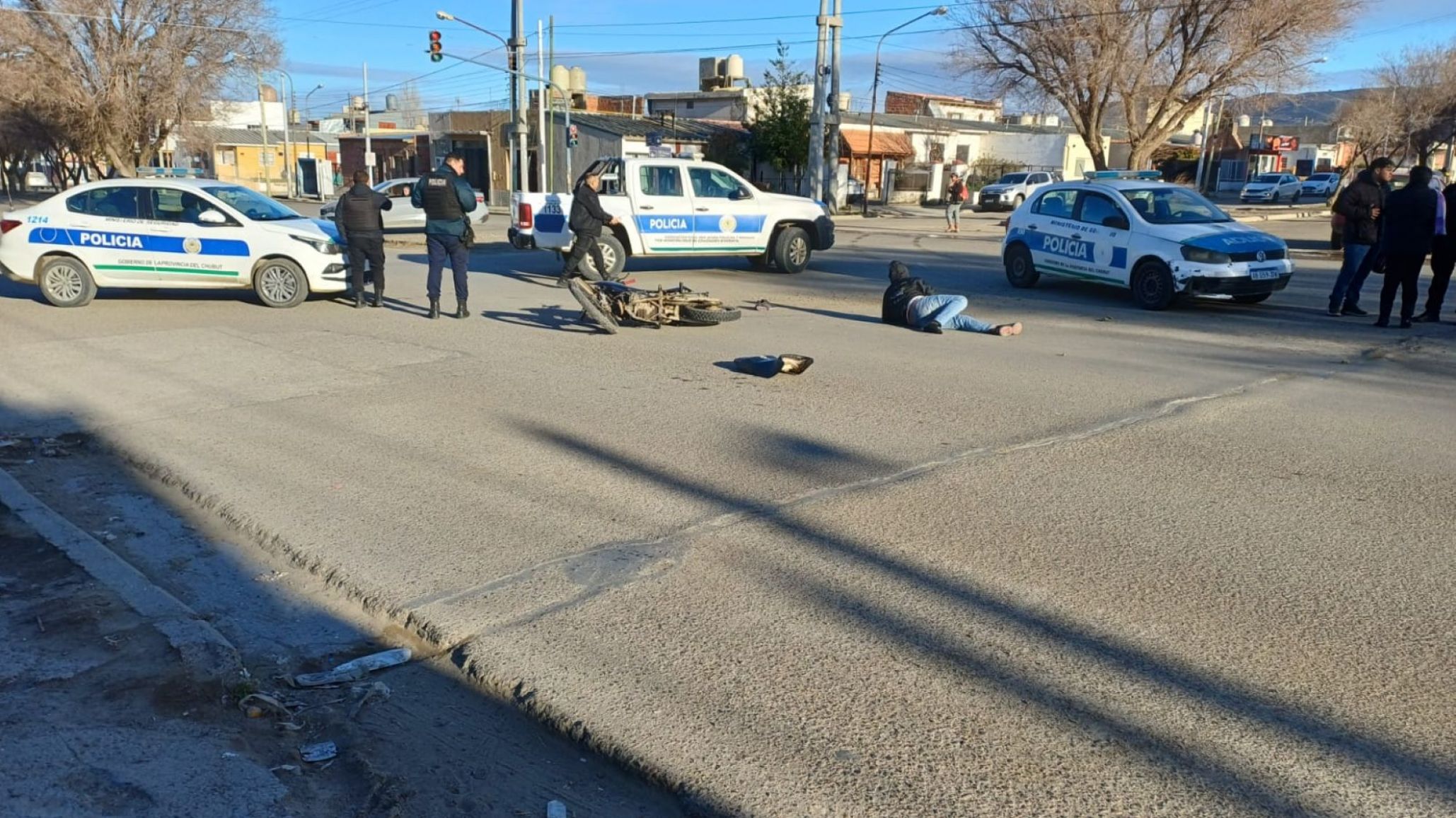 Accidente en Comodoro Rivadavia: motociclista con alcoholemia positiva chocó contra una camioneta