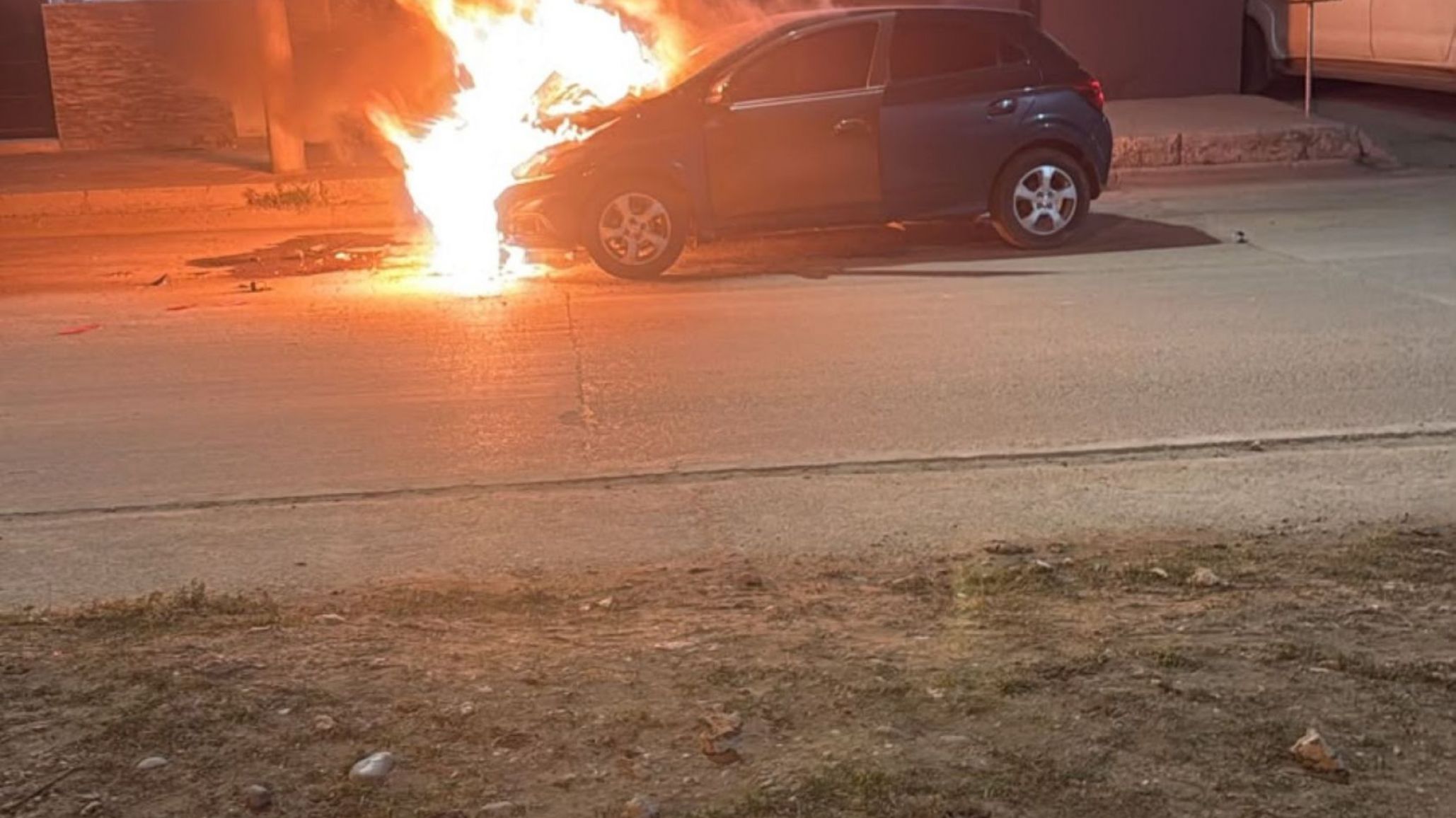 Choque e incendio en Comodoro Rivadavia: conductor alcoholizado provocó la destrucción total de un auto