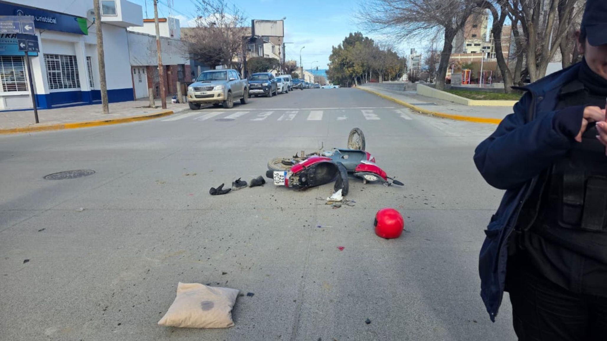 Comodoro Rivadavia: choque entre auto y moto dejó un herido en pleno centro