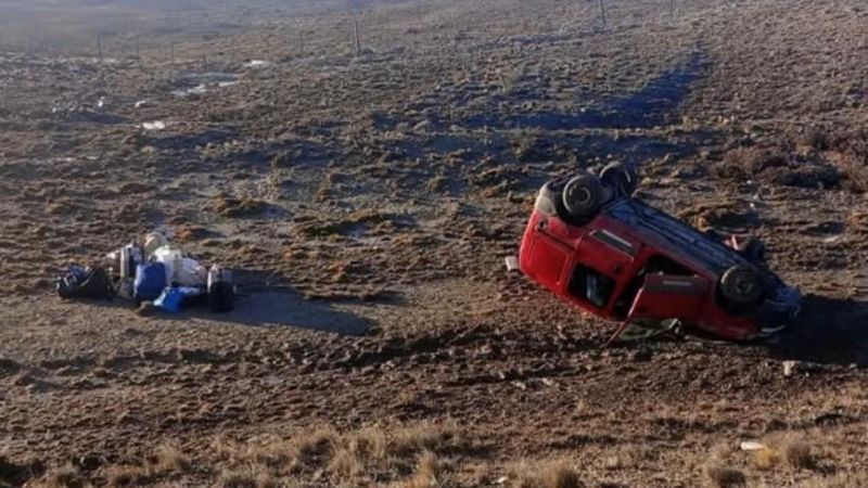 Una familia viajaba rumbo a Ushuaia, volcó en la Ruta 3 y cuatro personas terminaron en el hospital