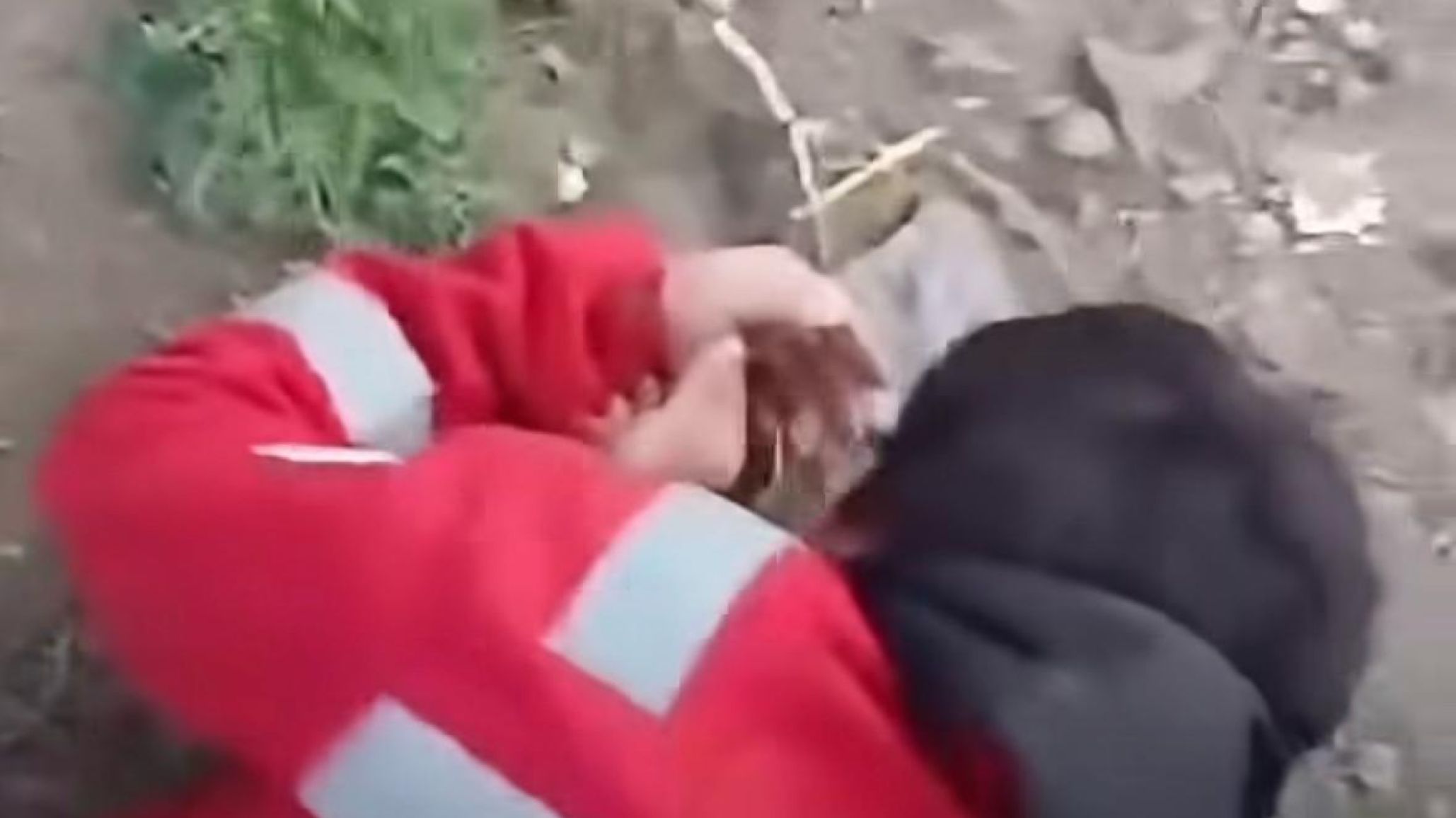 "No encontramos una soluci髇": La familia del joven golpeado por vecinos tras robar un vino denuncia que es un paciente "adicto y con esquizofrenia"