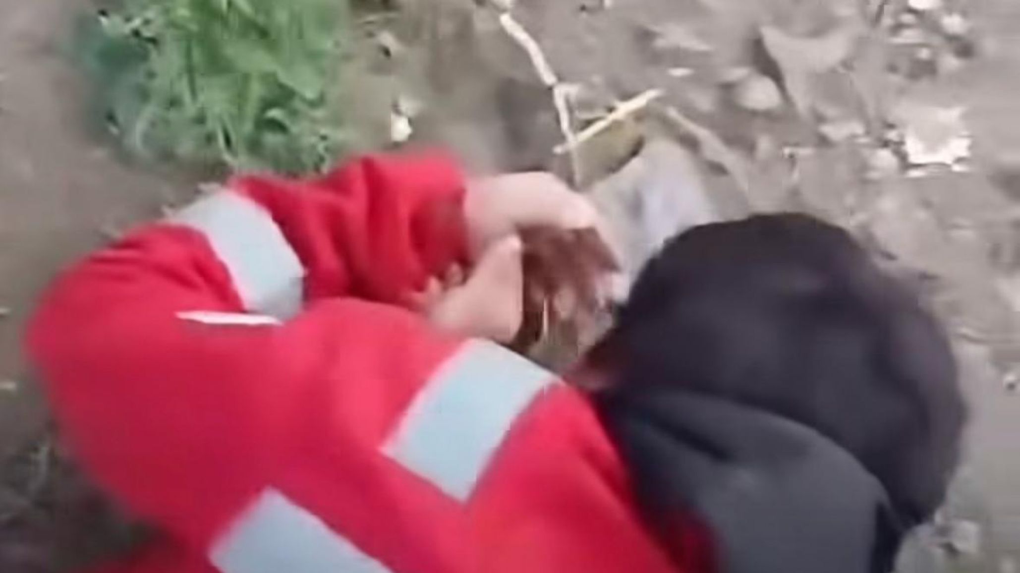 "No encontramos una solución": La familia del joven golpeado por vecinos tras robar un vino denuncia que es un paciente "adicto y con esquizofrenia"