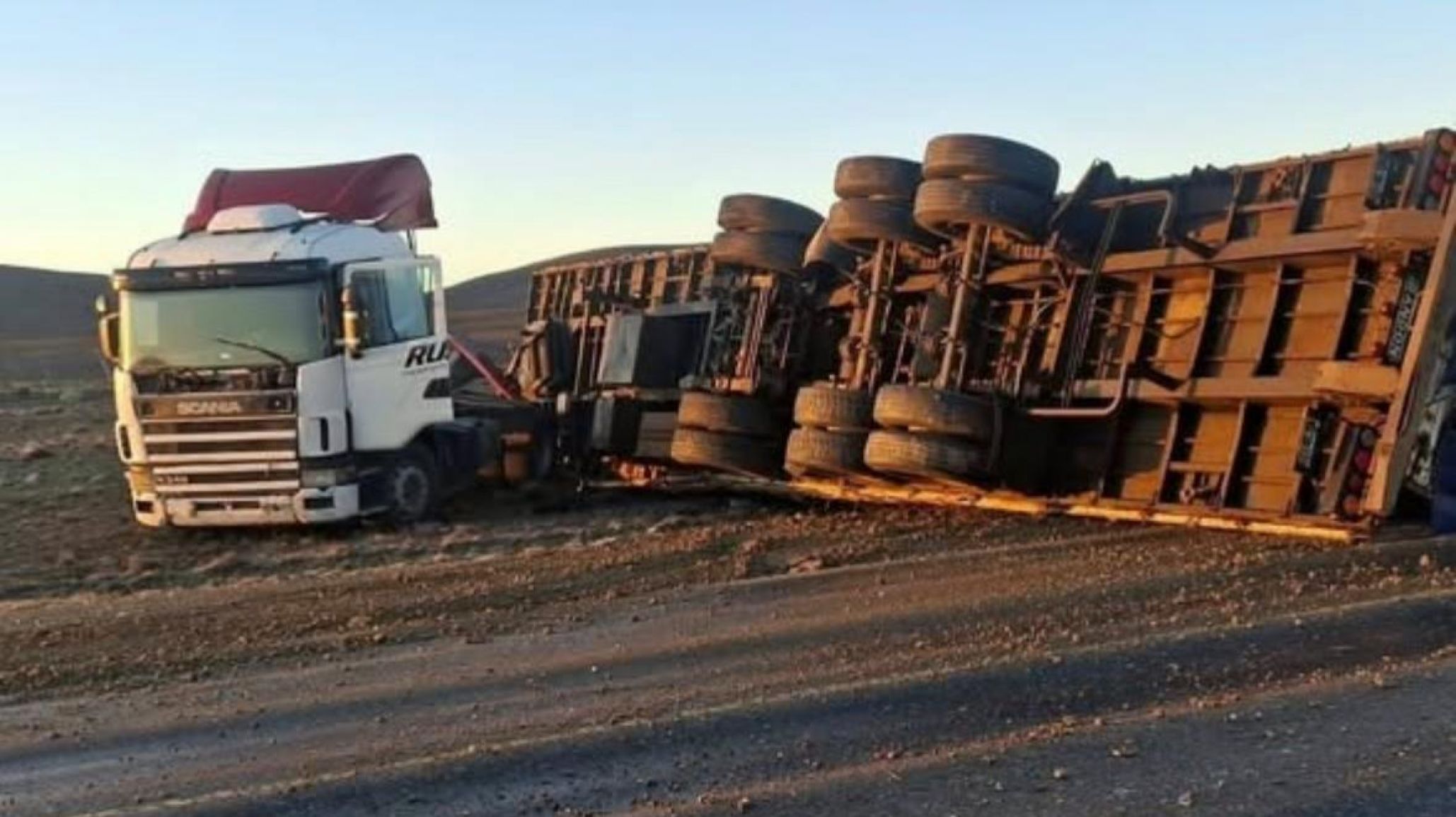 Un camión perdió el control y volcó el acoplado con leña y carbón sobre la Ruta 3
