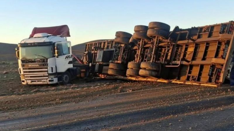 Un camión perdió el control y volcó el acoplado con leña y carbón sobre la Ruta 3