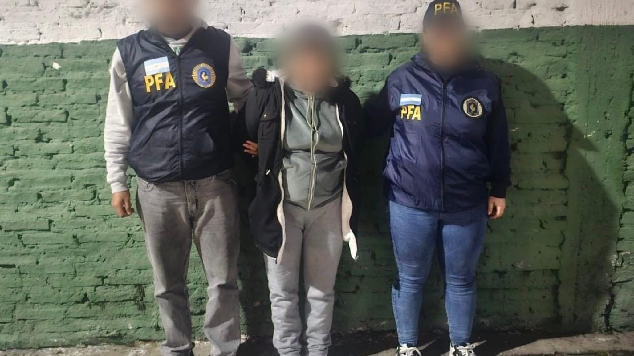 Usó a su propia hija de "mula" para meter droga en el penal de Devoto y cayó en Solano tras fugarse de la Justicia