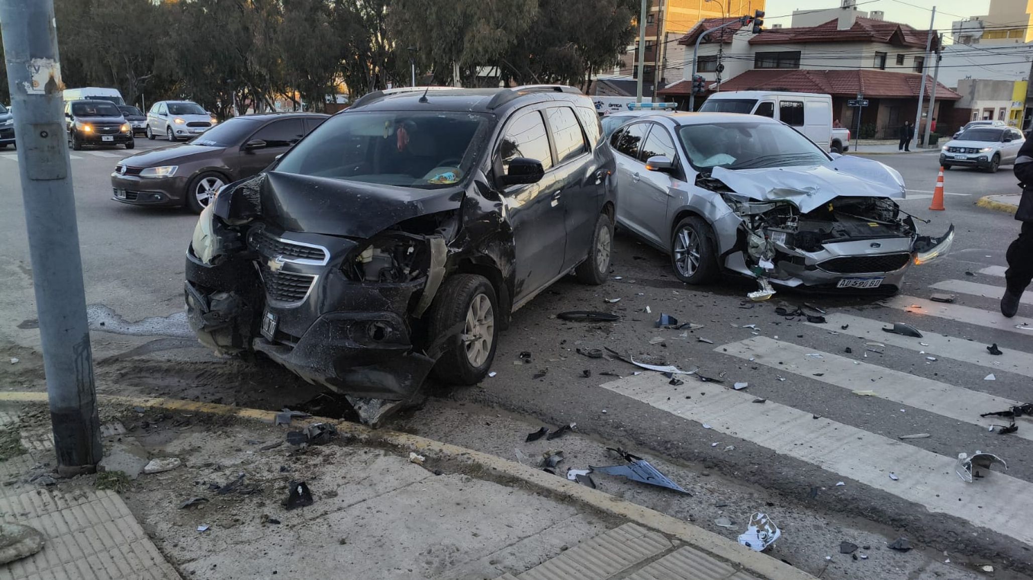 Choque en pleno centro de Comodoro dejó a una conductora lesionada