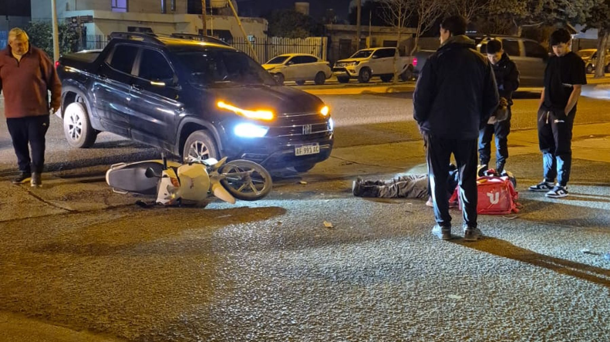 Un motociclista terminó herido tras un choque con una camioneta en barrio Isidro Labrador