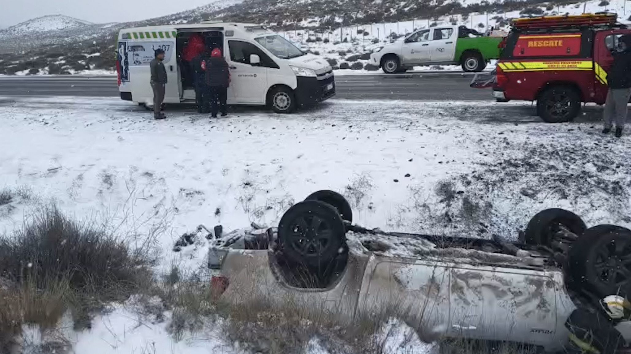 Cuatro funcionarios de Educación volcaron en la Ruta 40 y terminaron con la camioneta invertida