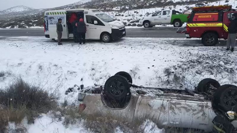 Cuatro funcionarios de Educación volcaron en la Ruta 40 y terminaron con la camioneta invertida