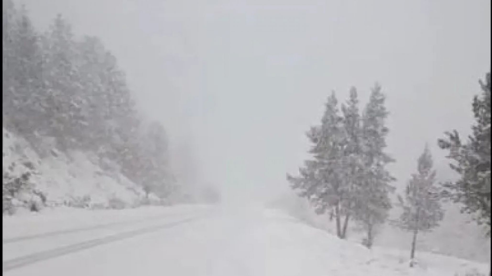 Cerraron totalmente la Ruta 40 entre Bariloche y El Bolsón por nieve, hielo y viento blanco